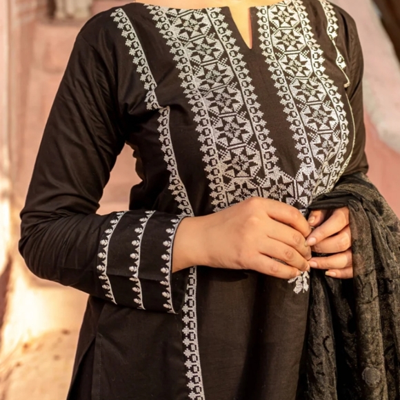 Pakistani shalwar kameez by Mannat - Picture 2 of 5
